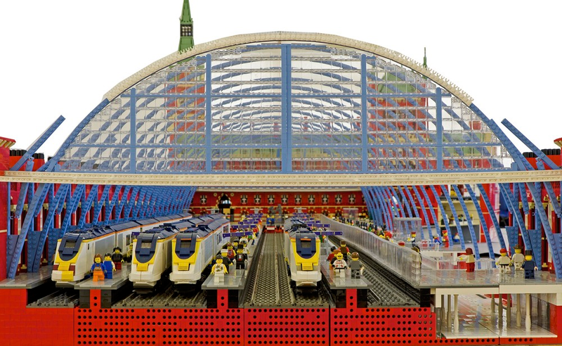 Illustration for article titled La mítica estación de trenes de St Pancras, en 120.000 piezas de Lego